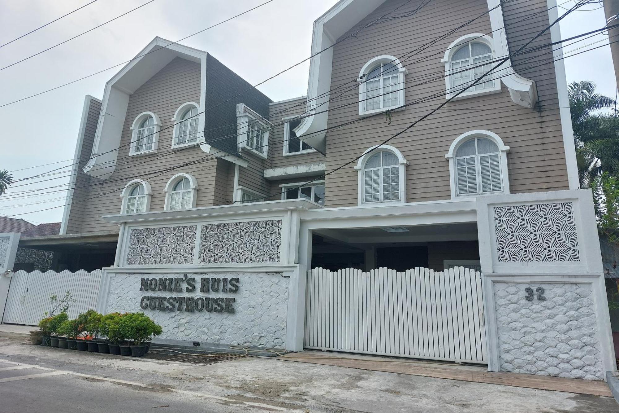 Nonie'S Huis Hotel Medan Esterno foto