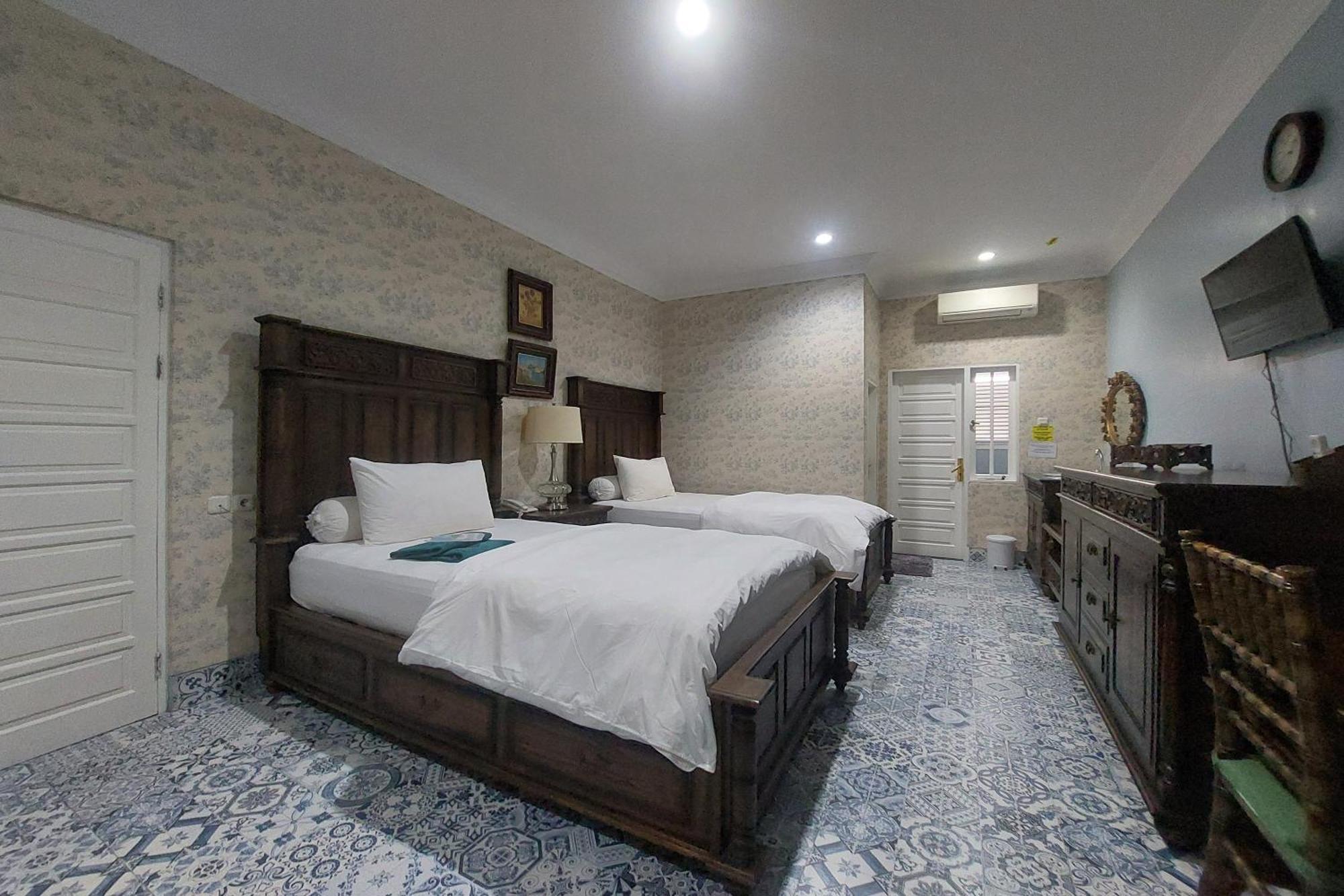 Nonie'S Huis Hotel Medan Esterno foto