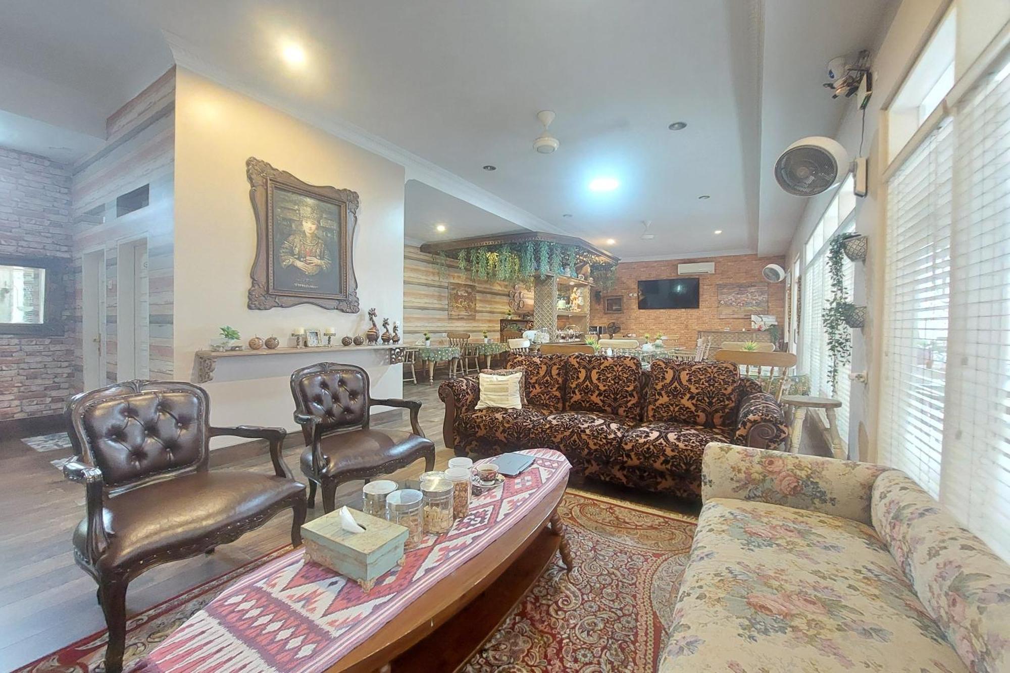 Nonie'S Huis Hotel Medan Esterno foto