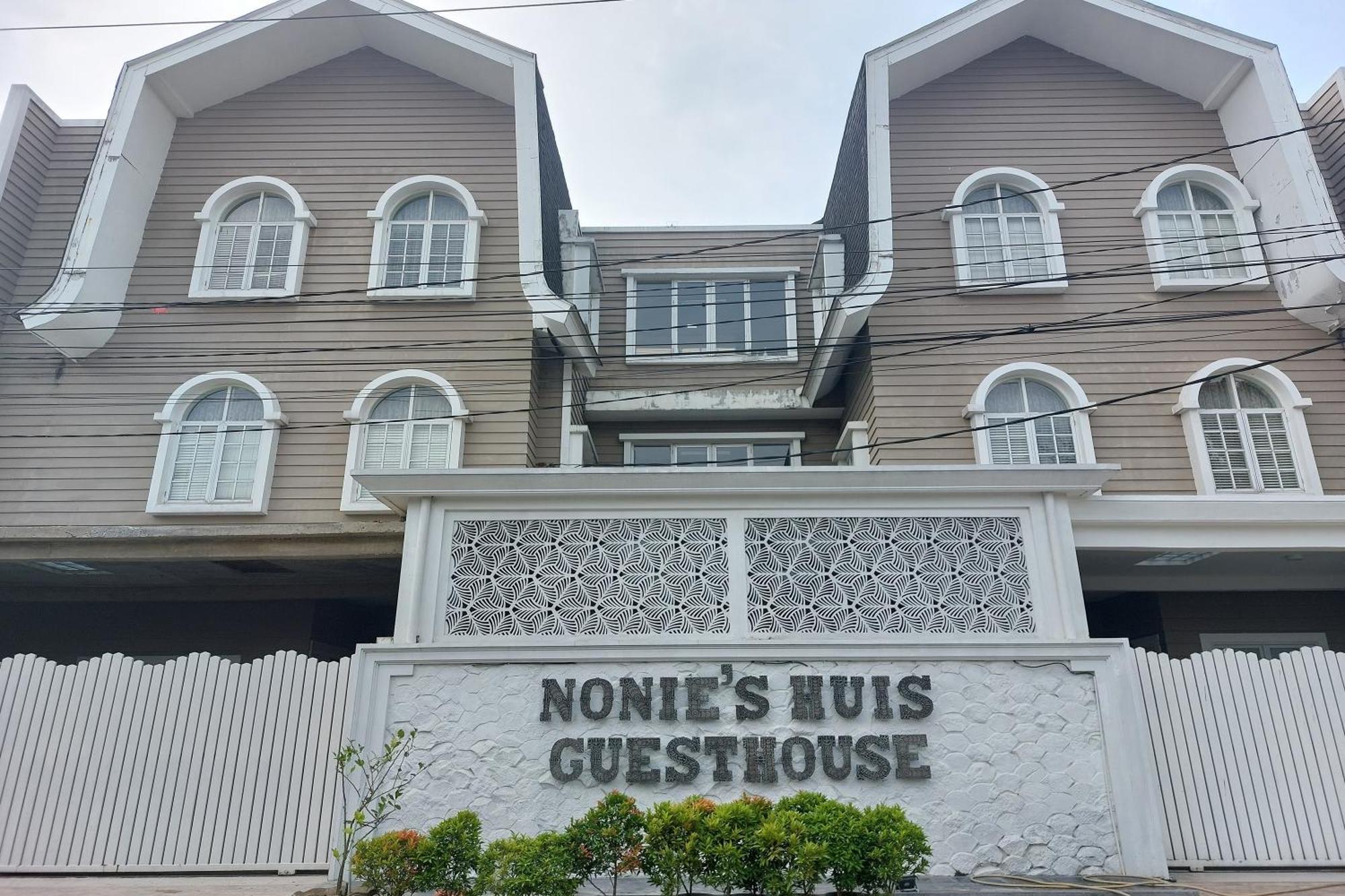 Nonie'S Huis Hotel Medan Esterno foto
