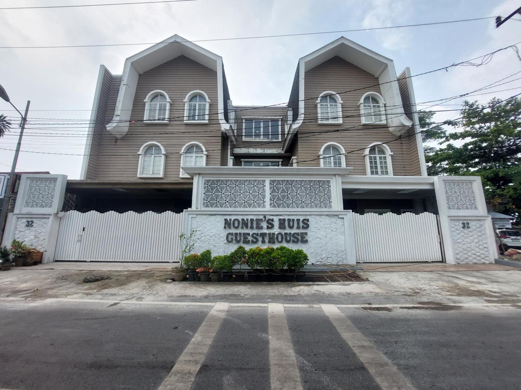 Nonie'S Huis Hotel Medan Esterno foto